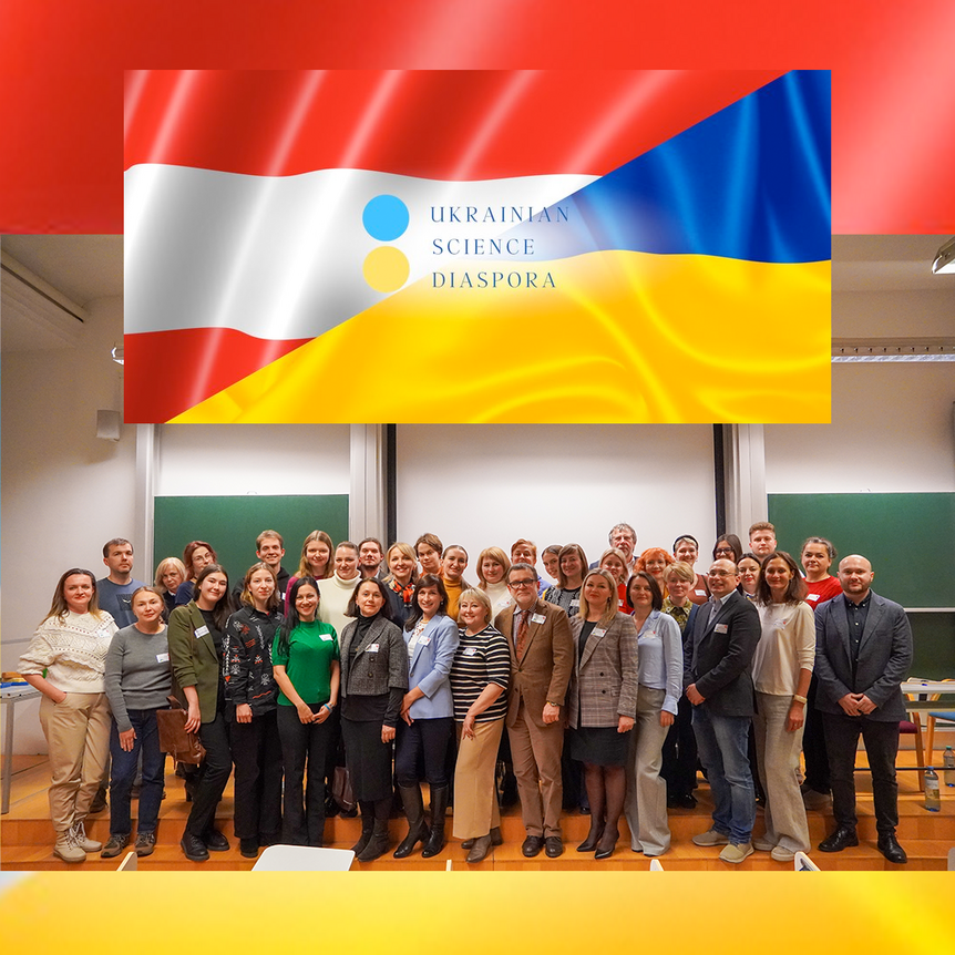 a group of people from the USciDA in a lecture hall. The logo of USciDa is on top of them, an Austria and an Ukrainian flag together